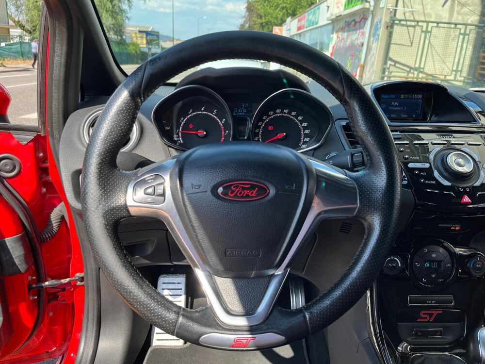 Fiesta 1.6 ECOBOOST 182Ch ST / KEYFREE / SONY / ROUGE RACING / SI&Egrave;G 2014 occasion 74600 Seynod