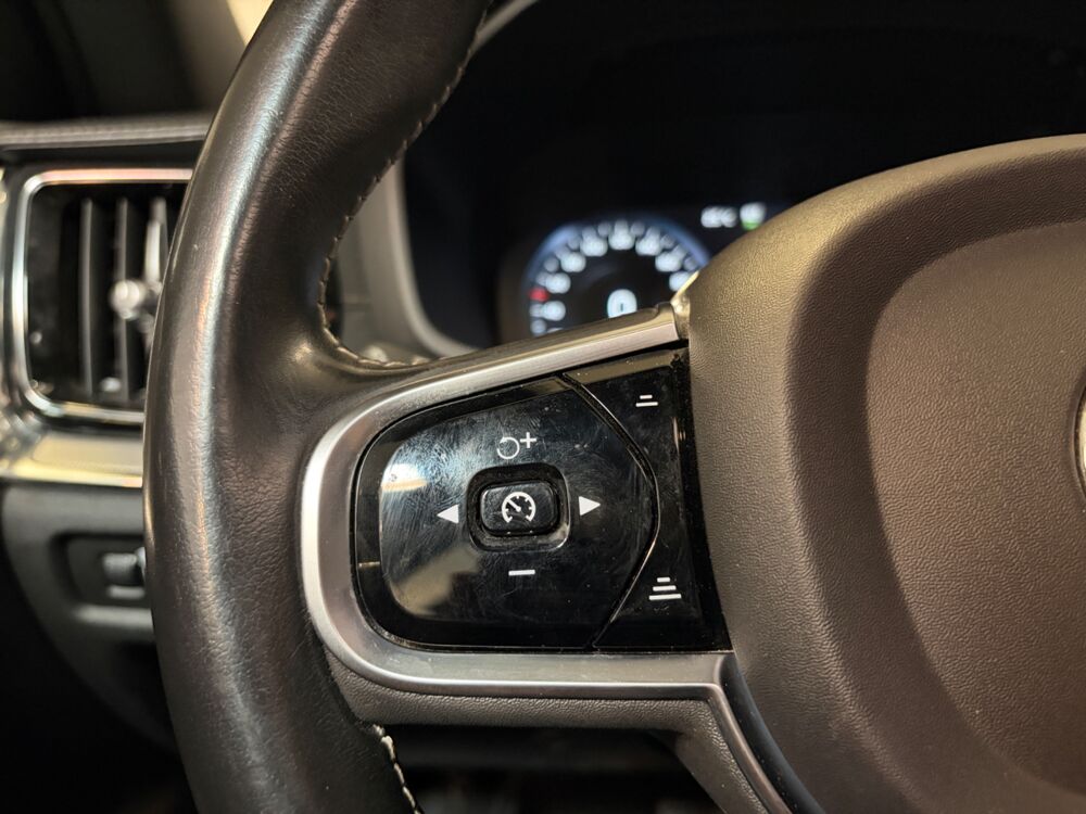 V60 2.0 T8 303 ch + 87 ELEC TWIN-ENGINE HYBRID INSCRIPTION LUXE 2020 occasion 78125 Gazeran