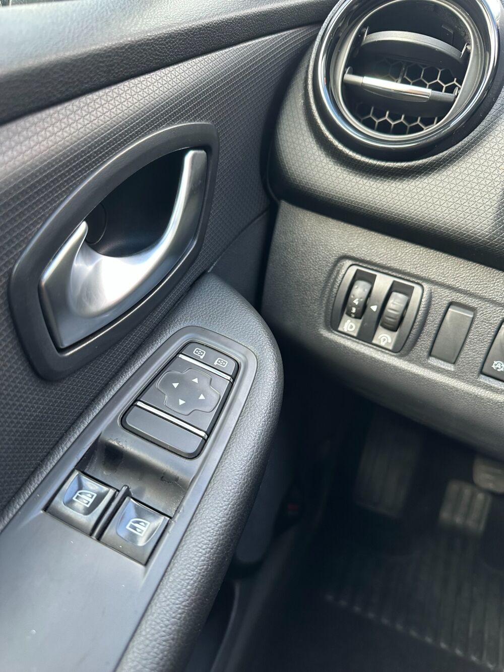 Clio 1.5 DCI 75 CH / BUSINESS / CLIM - GPS - BLUETOOTH - REGULATE 2017 occasion 44220 Cou&euml;ron