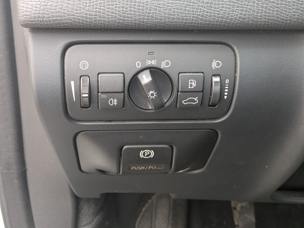 XC60 2.4 D3 165cv KINETIC AWD / PREMIERE MAIN / ATTELAGE / RADAR 2011 occasion 69420 Ampuis