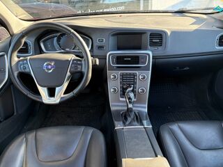V60 2.0 D2 120ch X&Eacute;NIUM GEARTRONIC BVA 6 / ENTRETIEN CONSTRUCTEU 2016 occasion 64122 Urrugne