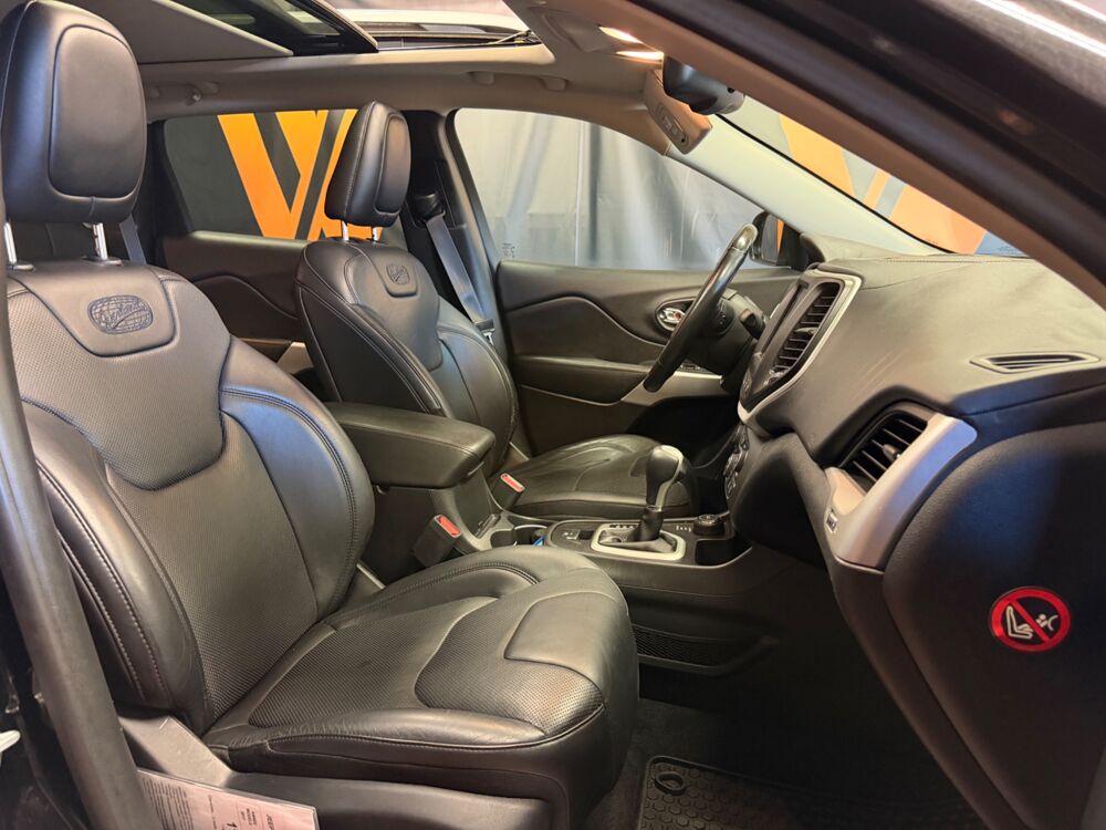 Cherokee 2.2 CRD 200 Ch OVERLAND AWD ACTIVE-DRIVE BVA TOIT OUVRANT/ S 2017 occasion 24750 Tr&eacute;lissac