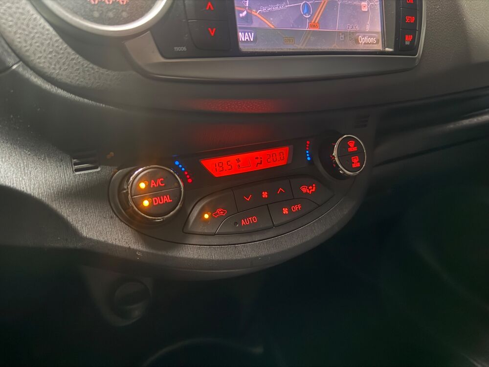 Yaris 1.3 VVTI 100CH STYLE BVA / TOIT PANORAMIQUE / CAMERA DE RECU 2012 occasion 29000 Quimper