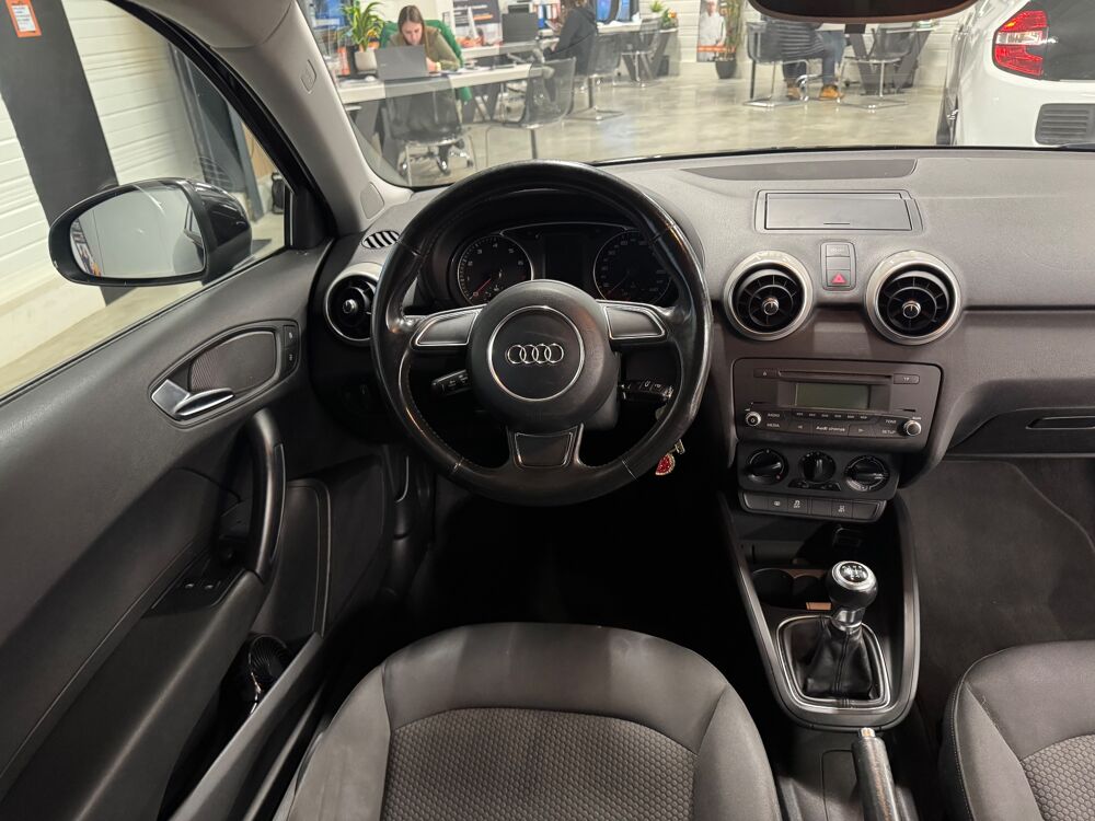 A1 1.2 TFSI 90Ch - AMBIENTE - DISTRIBUTION CHAINE NEUVE - TURBO 2011 occasion 79000 Niort