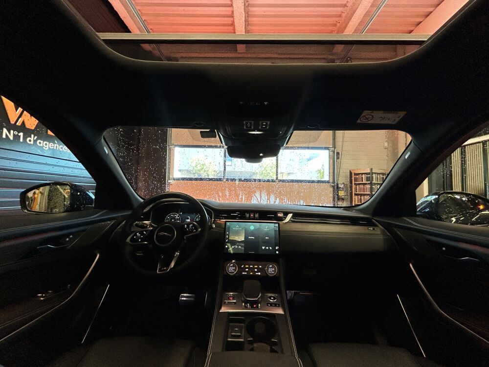 F-PACE 2.0 P400E 404H 300 PHEV 19.2KWH R-DYNAMIC SE AWD BVA 2023 occasion 83600 Fr&eacute;jus
