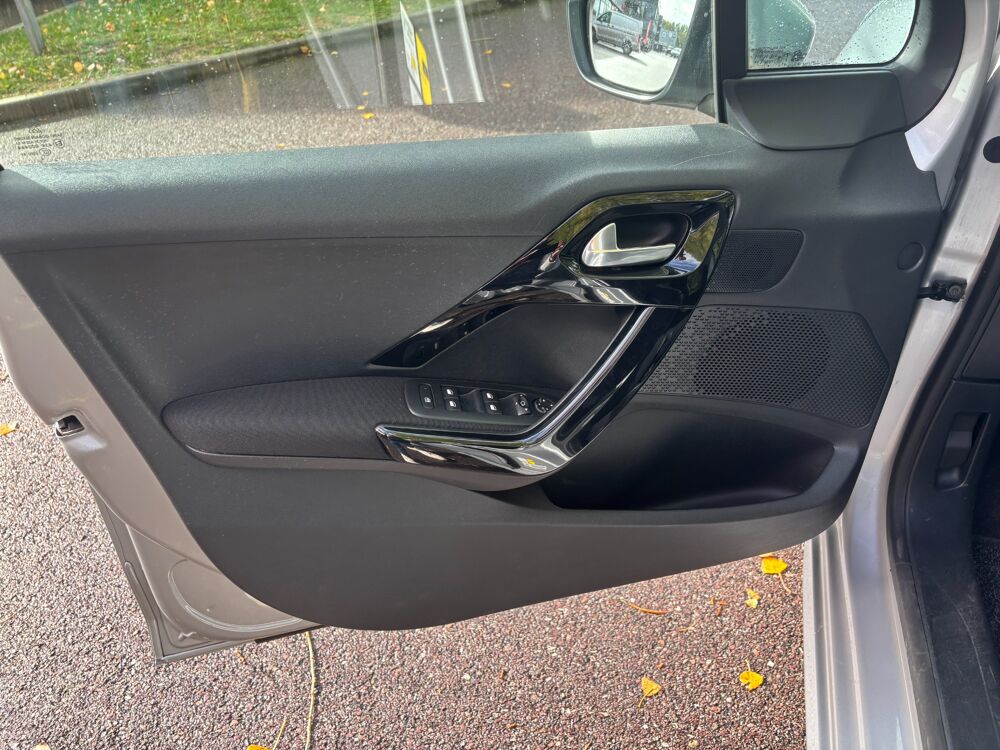 208 GENERATION-I 1.2 VTI 80 ALLURE-TOIT PANORAMIQUE-BLUETOOTH-GP 2014 occasion 76150 Saint-Jean-du-Cardonnay