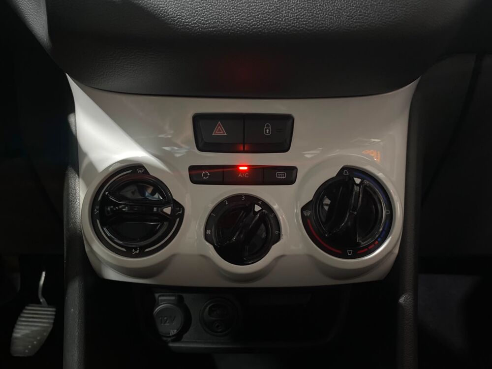 208 PEUGEOT - PHASE I 1.2 70CV LIKE / DISTRIBUTION NEUVE / I 2016 occasion 17430 Tonnay-Charente