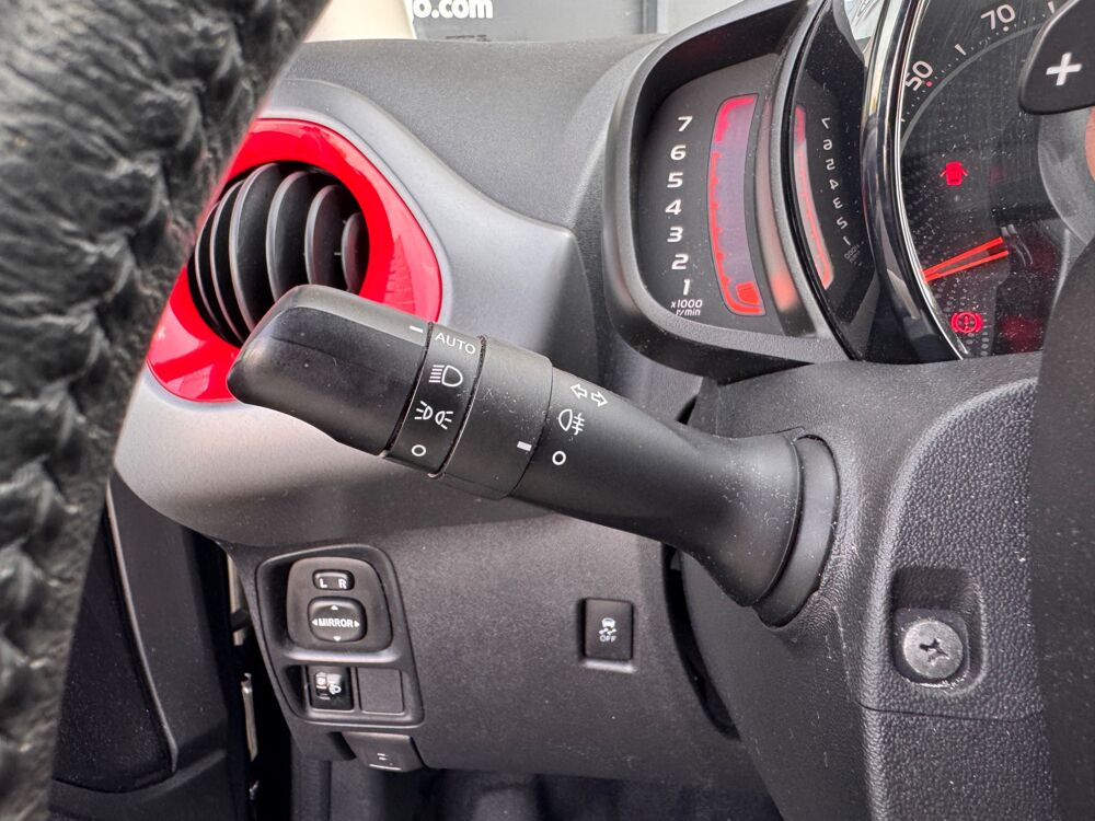 Aygo 1.0 VVTI 70 X-Play X-Shift / CAMERA DE RECUL / CARPLAY / CLI 2021 occasion 26000 Valence