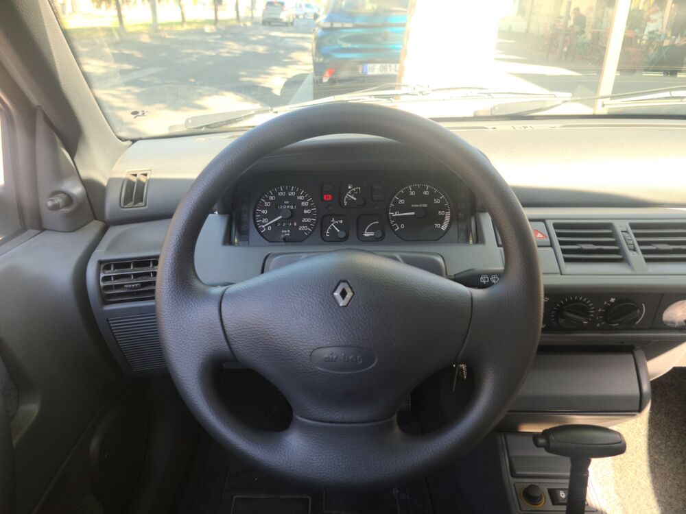 Clio 1.4 75 FIDJI BVA 1997 occasion 33100 Bordeaux