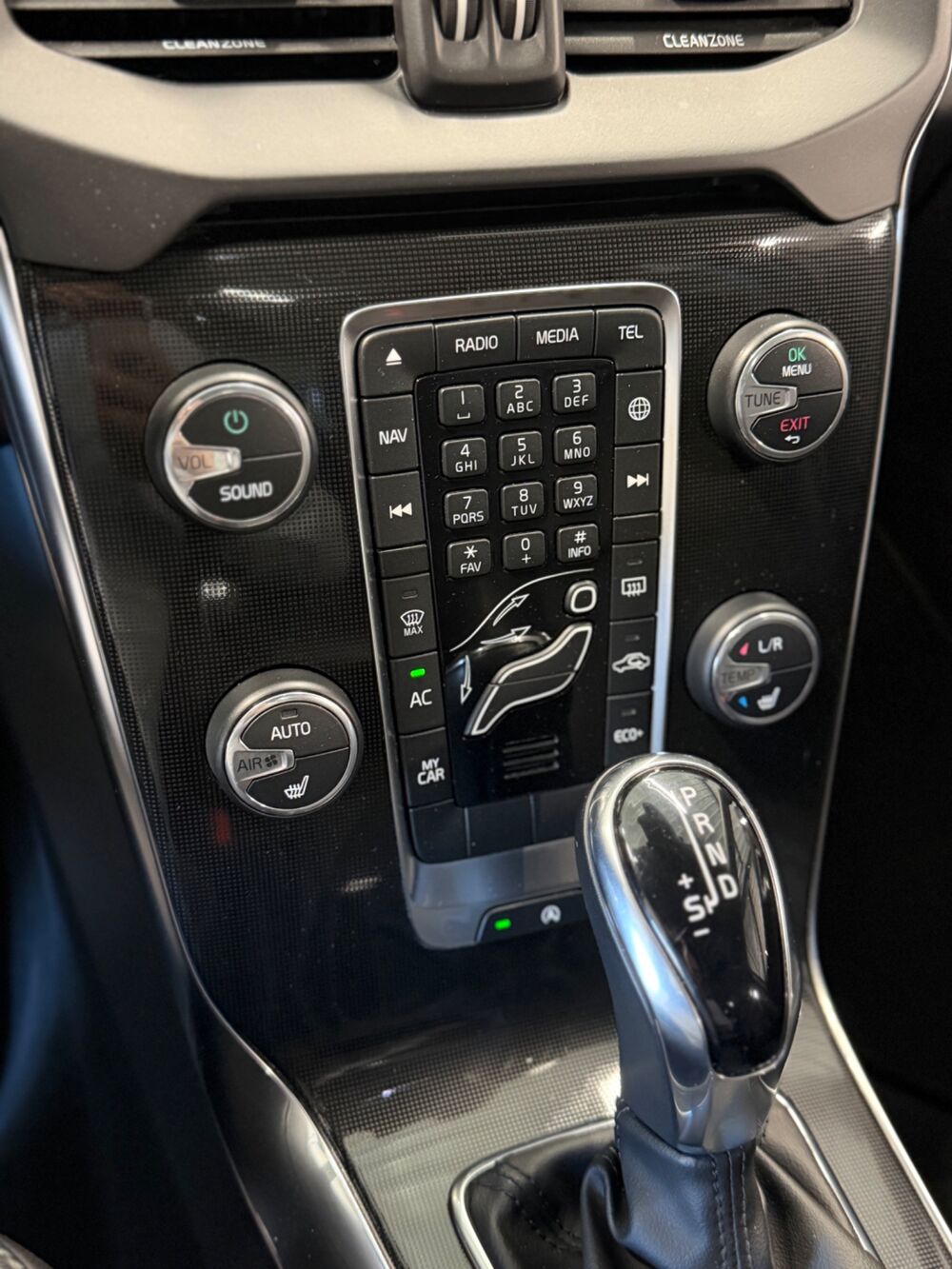 V40 1.5 T2 120 Ch EDITION - TOIT PANO 2019 occasion 79000 Niort
