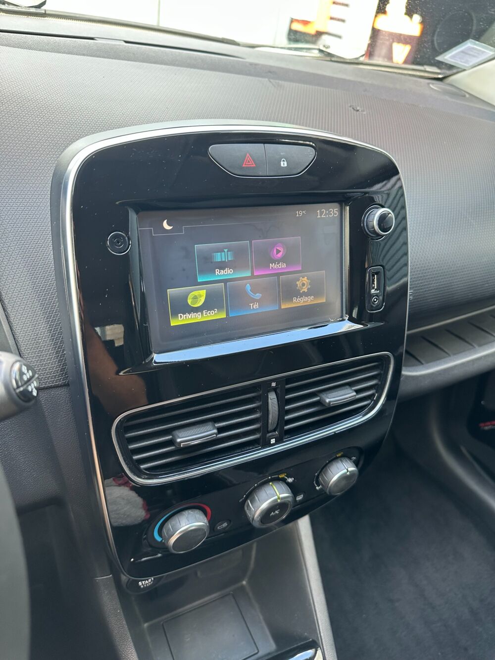 Clio 1.5 DCI 75 CH / BUSINESS / CLIM - GPS - BLUETOOTH - REGULATE 2017 occasion 44220 Cou&euml;ron