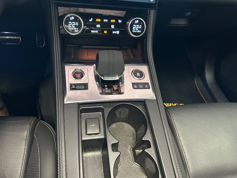 F-PACE 2.0 P400E 404H 300 PHEV 19.2KWH R-DYNAMIC SE AWD BVA 2023 occasion 83600 Fr&eacute;jus
