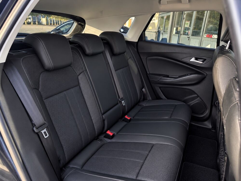 Grandland x 1.2 130Ch - ULTIMATE BVA8 - CARPLAY - SI&Egrave;GES CHAUFFANTS - EN 2019 occasion 26000 Valence