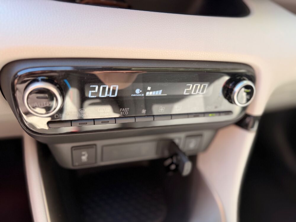 Yaris 1.5 VVTI 115Ch 90 FULL-HYBRID 0.8KWH ELEGANT E-CVT BVA - CAM 2022 occasion 76150 Saint-Jean-du-Cardonnay