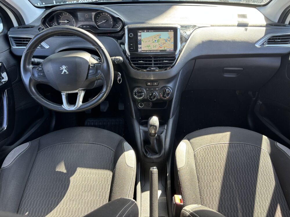 208 1.2 PURETECH 82ch STYLE 5P / DISTRIBUTION OK / BLUETOOTH / C 2016 occasion 64122 Urrugne