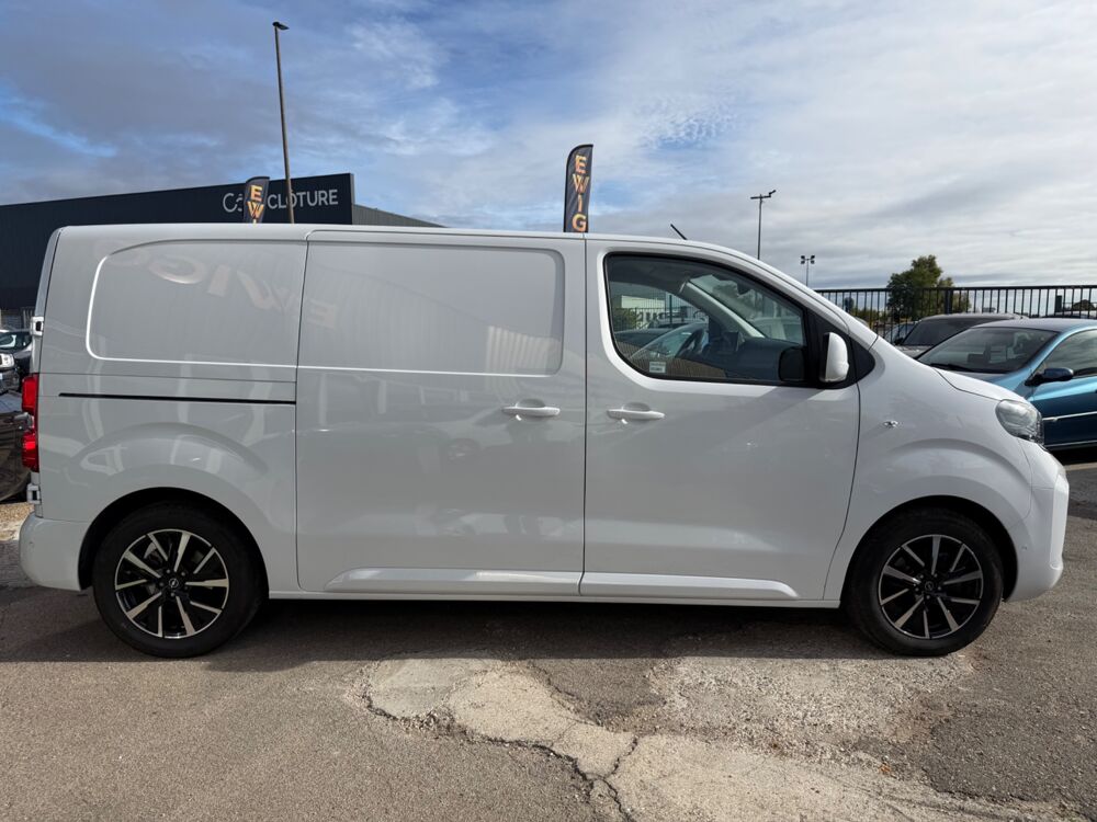 Vivaro FOURGON 1.5 D 120CH TAILLE M TVA RECUPERABLE - CARPLAY - CAM 2024 occasion 27000 &Eacute;vreux