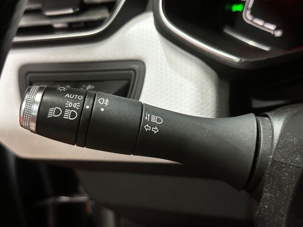 Clio 1.0 TCE 90 INTENS / CARPLAY / RADARS AR / SEMI-CUIR / PHARES 2021 occasion 29000 Quimper