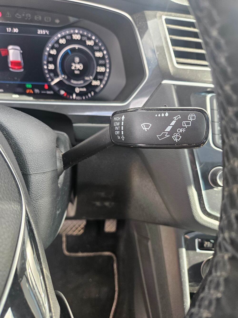Tiguan 2.0 TDI 150 BLACK R-LINE 4MOTION DSG BVA 2017 occasion 38590 Saint-&Eacute;tienne-de-Saint-Geoirs