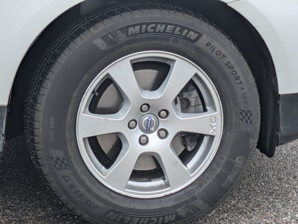 XC60 2.4 D3 165cv KINETIC AWD / PREMIERE MAIN / ATTELAGE / RADAR 2011 occasion 69420 Ampuis