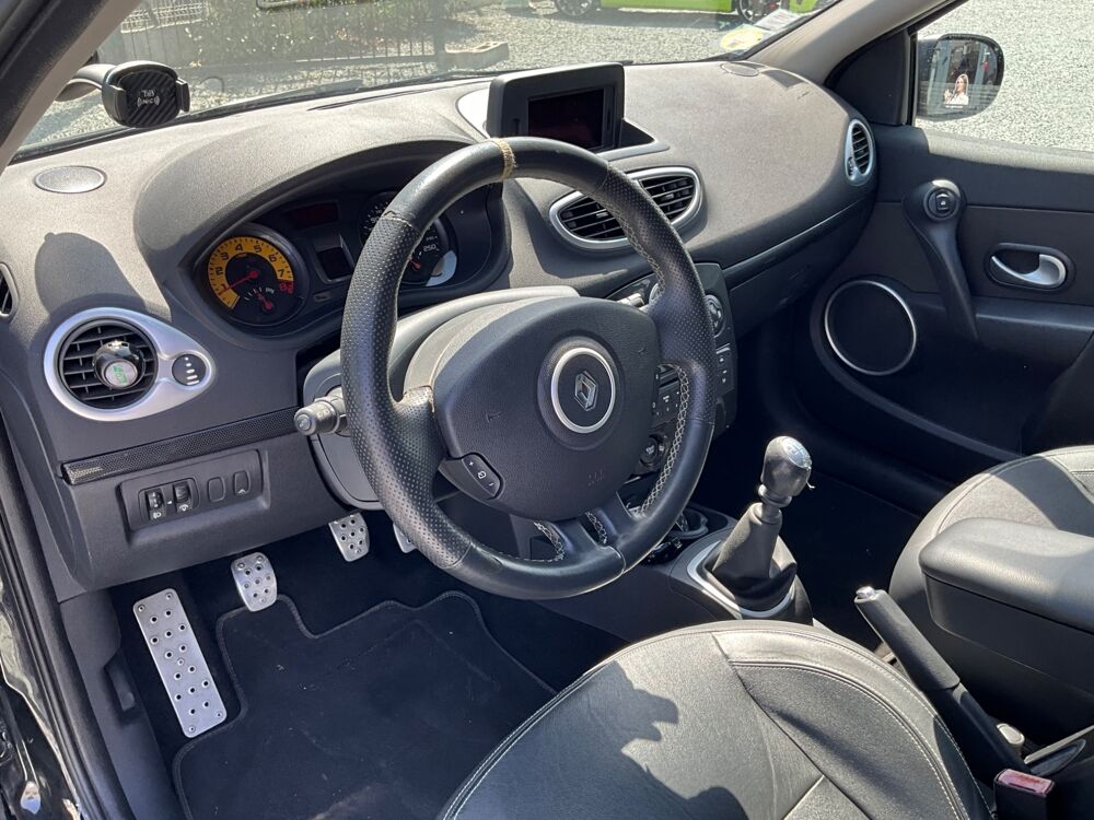 Clio 2.0 200CH RS / TOIT OUVRANT / ENTRETIENS RENAULT / DISTRIBUT 2009 occasion 17000 La Rochelle