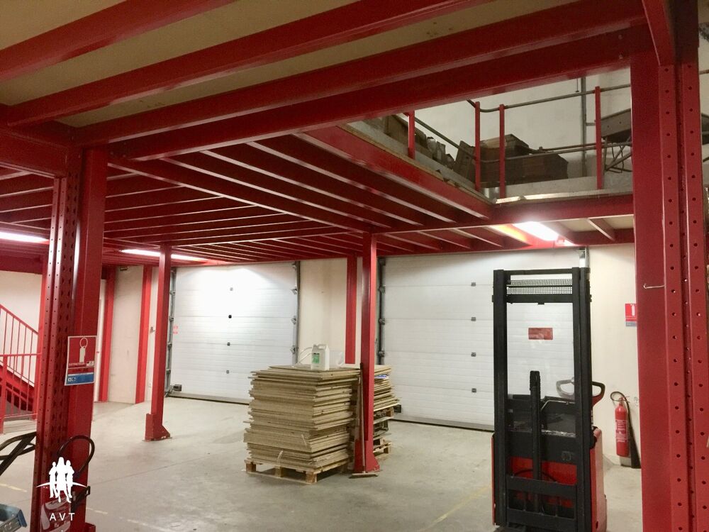 A vendre , Mantes la Jolie ( Yvelines ) batiment industriel et bureaux , 14 pièces , surface 1430 m2