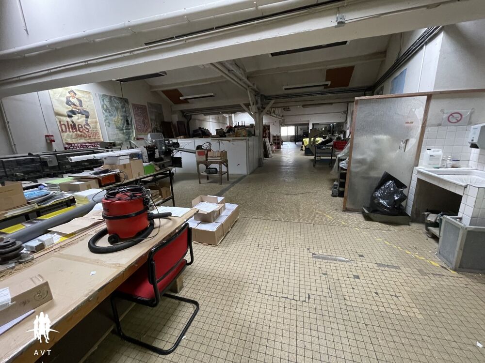 A vendre , Mantes la Jolie ( Yvelines ) batiment industriel et bureaux , 14 pièces , surface 1430 m2