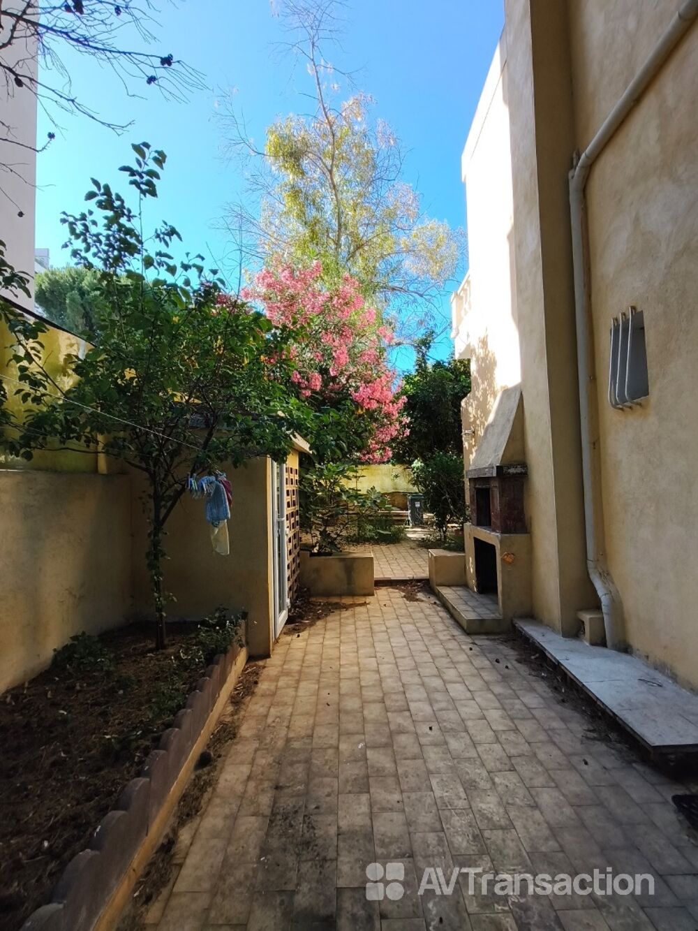 Villa avec piscine et jardin au calme coeur 9eme !