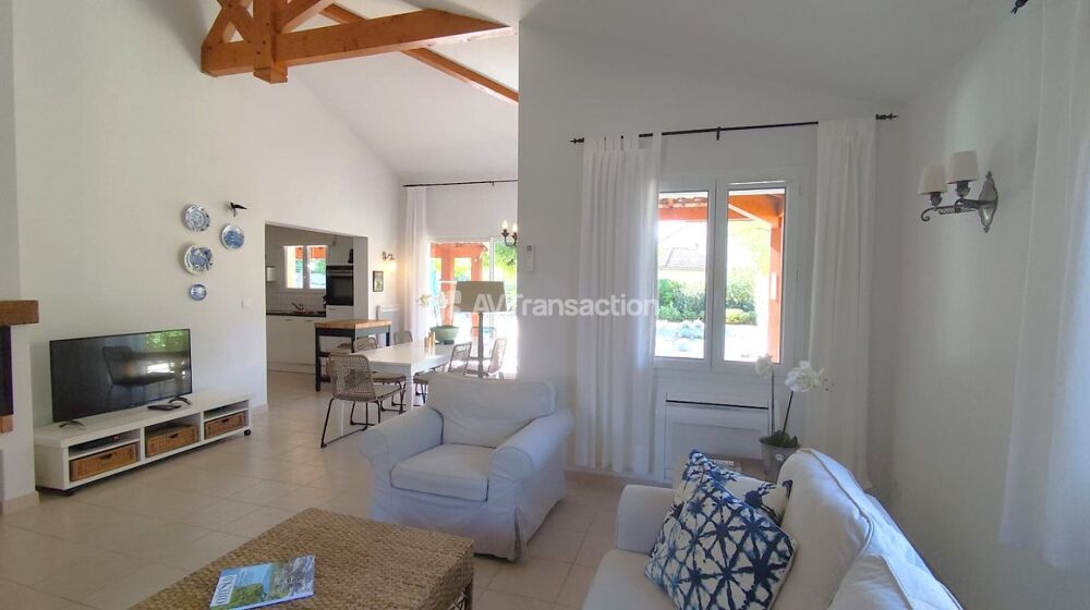 Villa avec piscine, 5 chambres, panneaux photovoltaiques