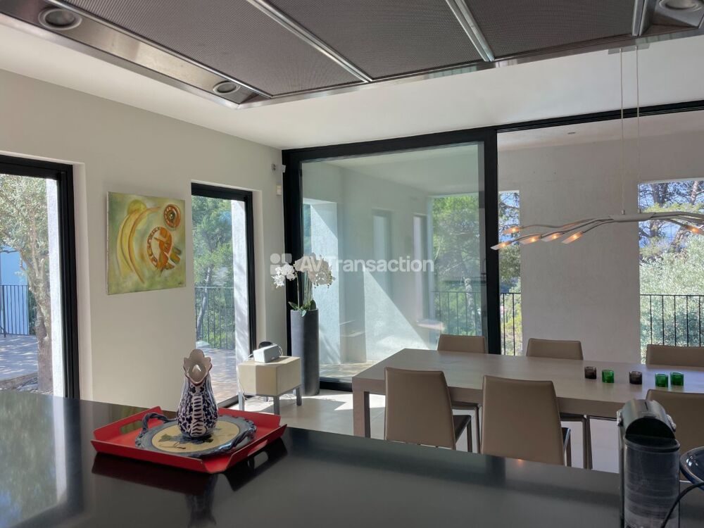 Maison moderne magnifiquement située avec une vue imprenable.