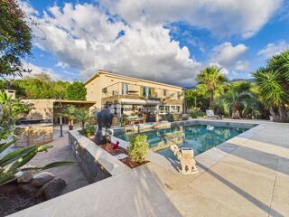 Vente Villa Villa avec piscine et jardin luxuriant à l'abri des regards Peri