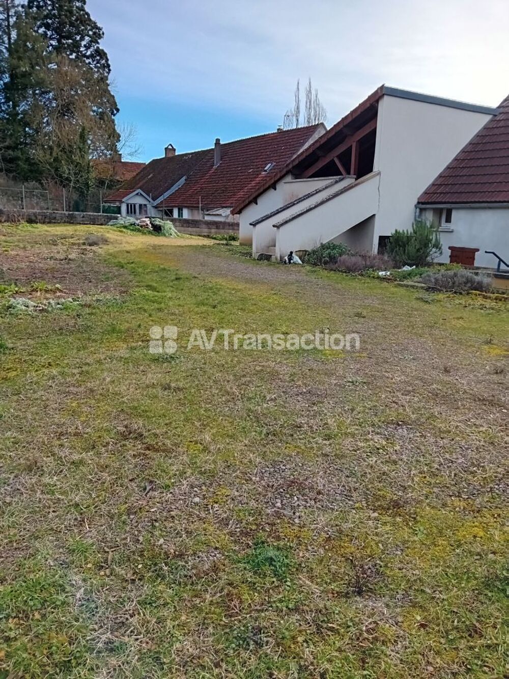 Maison composé de 3 appartements loués, garage et jardin