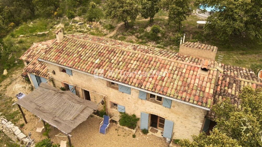 Ancienne ferme sur près de 20 hectares à Cotignac.