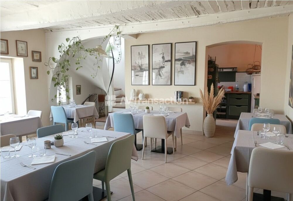 CALLAS : MAISON de VILLAGE, GARAGE, BALCON, POSSIBILITE COMMERCE