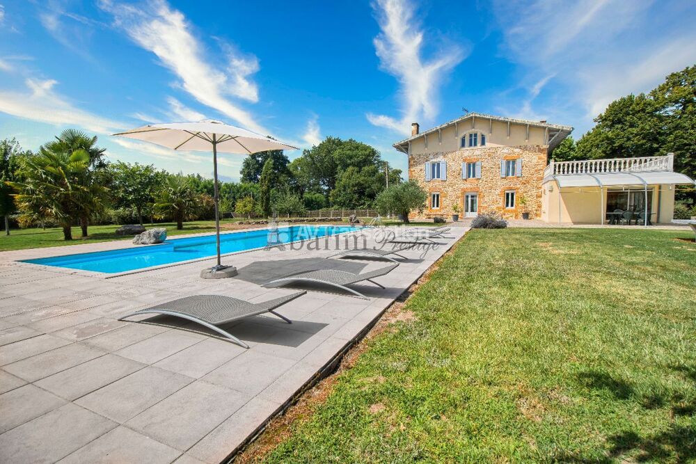 Propriété de caractère avec dépendances et piscine  872 000 €