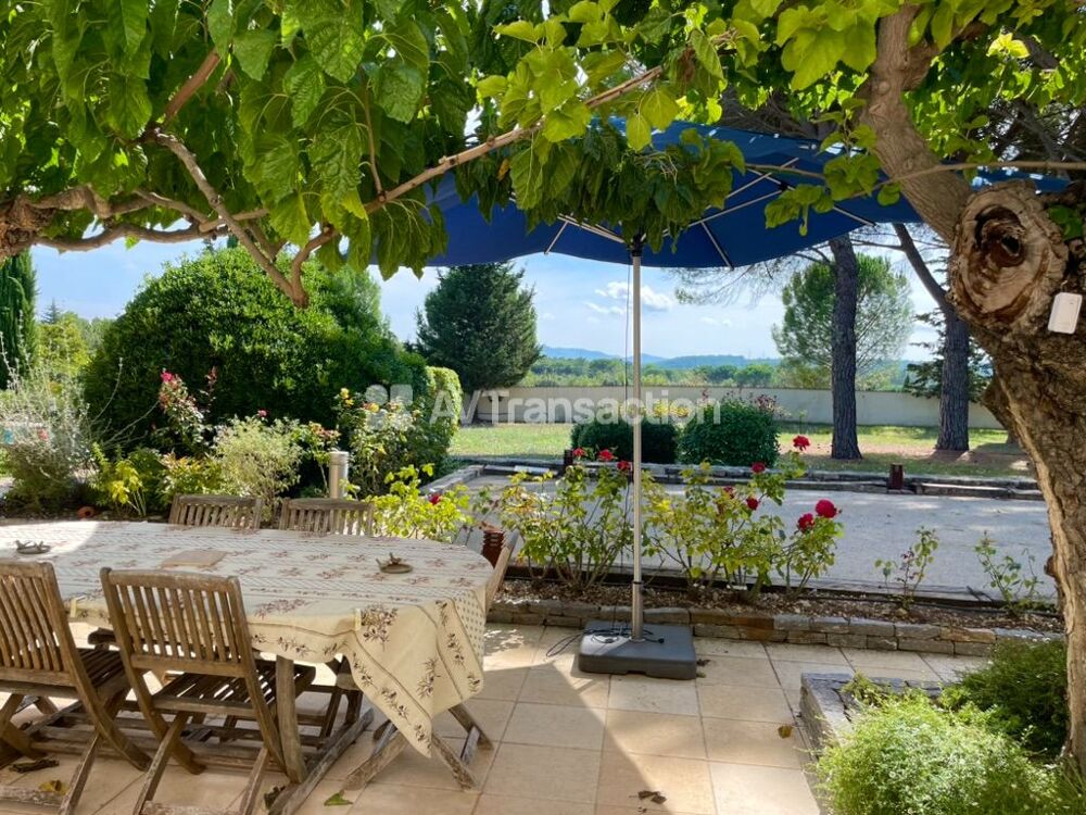 Ancienne bastide magnifiquement rénovée, située au milieu des vi
