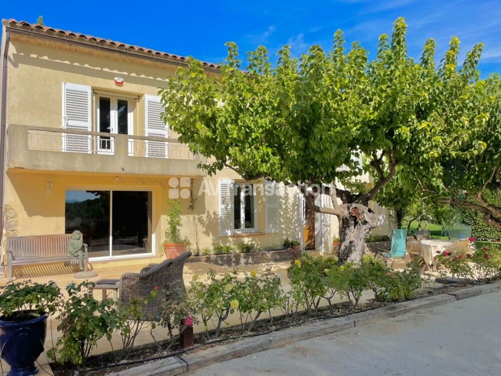 Ancienne bastide magnifiquement rénovée, située au milieu des vi