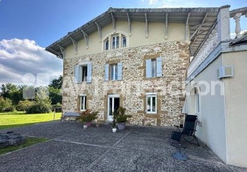 Maison de caractère de 295m² avec piscine et dépendances
