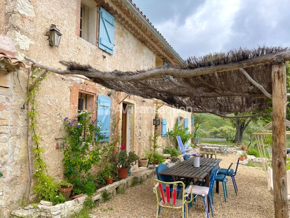 Ancienne ferme sur près de 20 hectares à Cotignac.