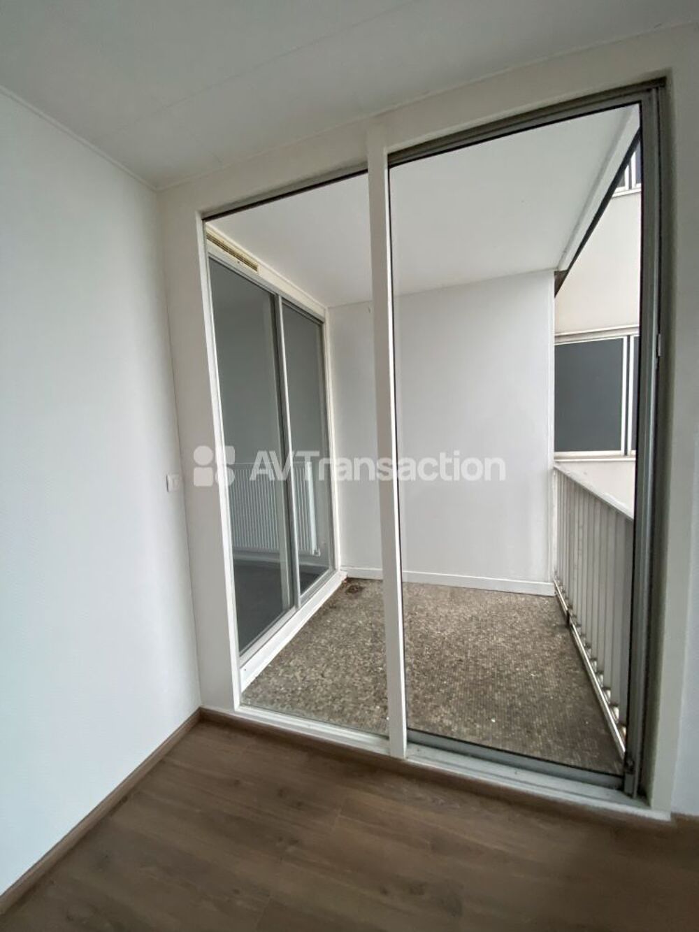 APPARTEMENT 91 M² 3 CHAMBRES, LOGGIA, PARKING ET CAVE
