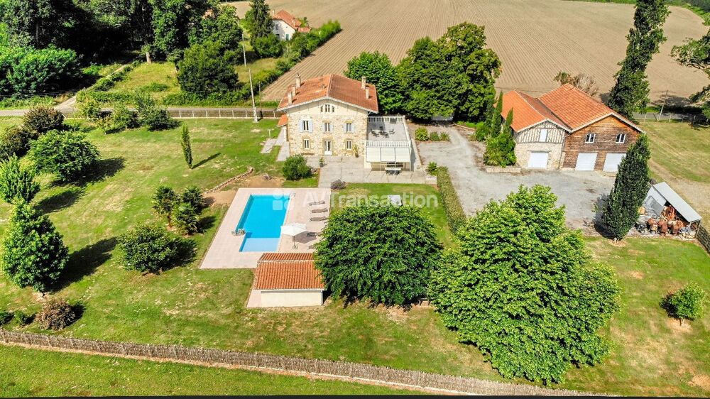 Propriété de caractère avec dépendances et piscine  872 000 €