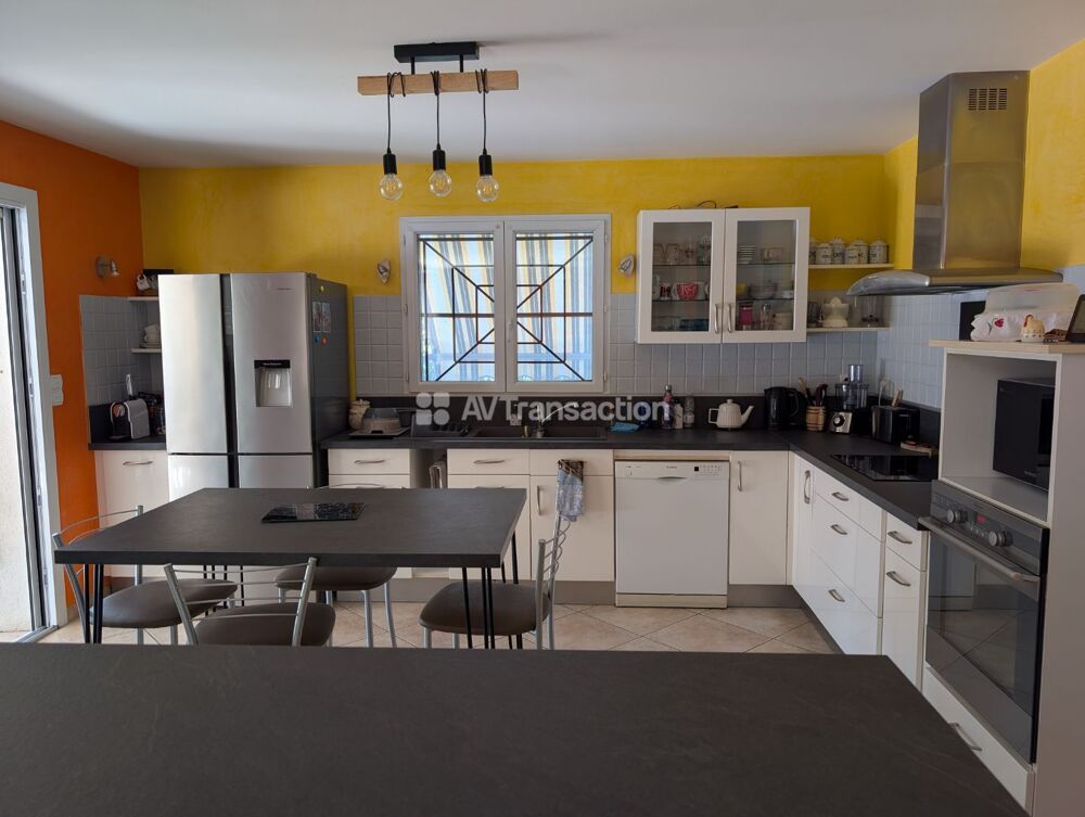 Vente Maison Maison familiale de 177 m², 7 pièces avec piscine et garage Izon