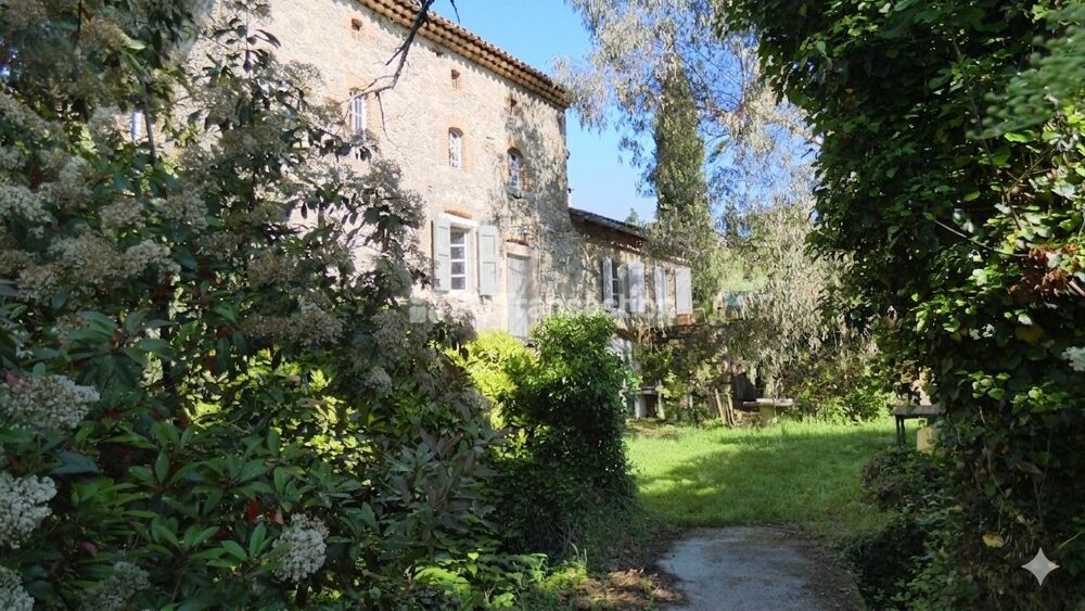 Propriété de charme bordée par la rivière