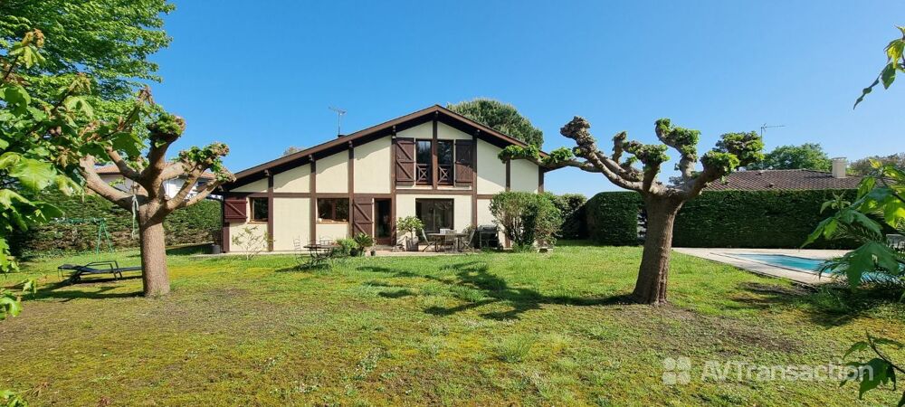 Maison landaise en lisière de forêt.