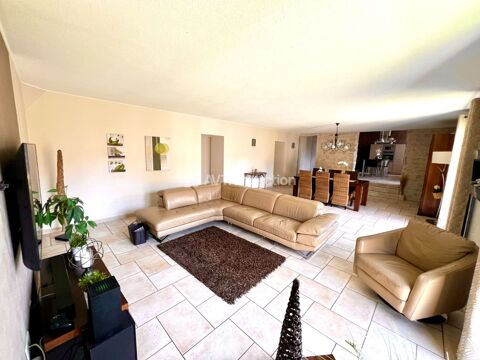   Appartement enti�rement r�nov� Appartement - 7 pi�ce(s) - 208 m�