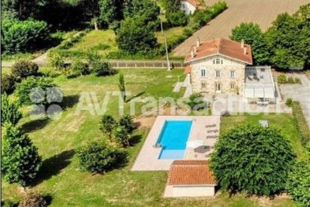 Maison de caractère de 295m² avec piscine et dépendances