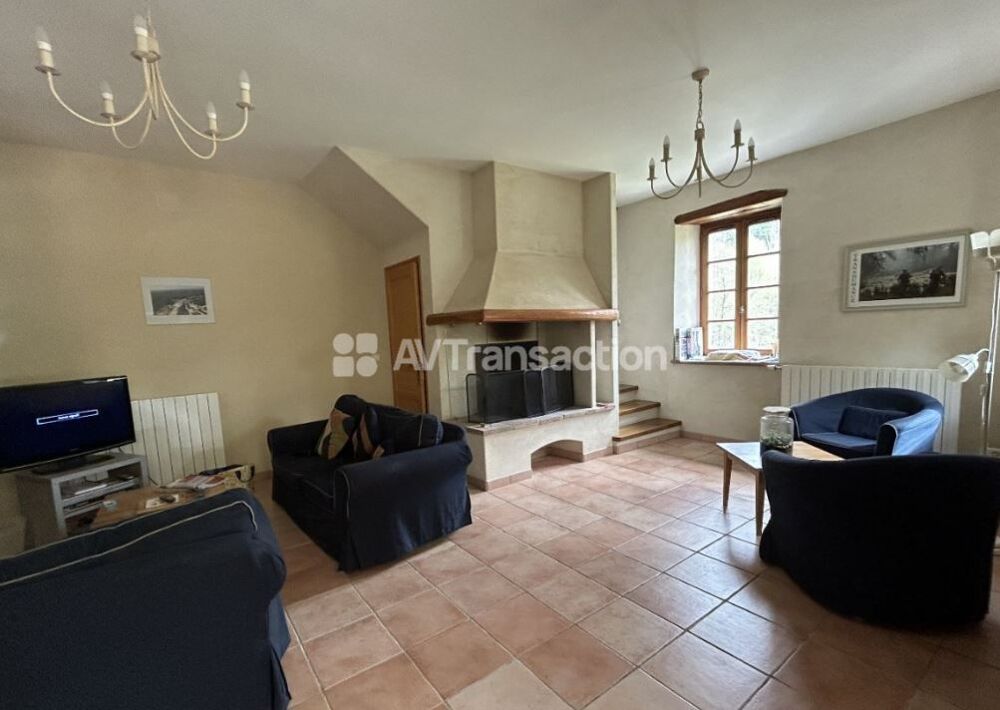 maison 110 m², piscine sur 6700 m² de jardin
