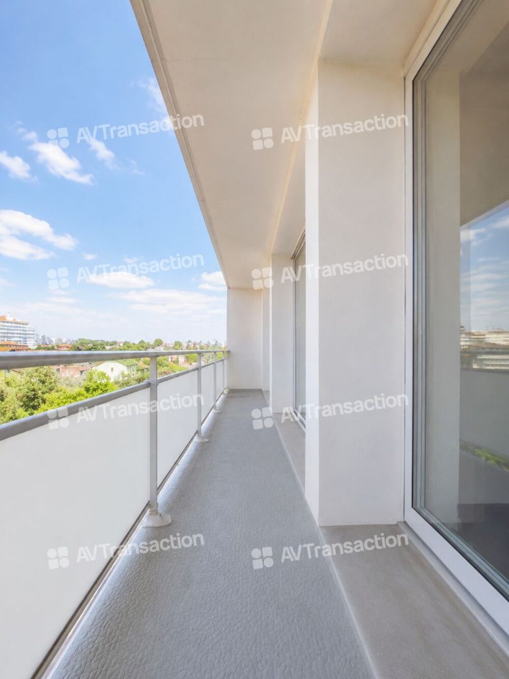 Vente Appartement Métro MERMOZ -SPACIEUX T4 DE 97 m²- 2 SDB– CAVE-PARKING - Lyon 8