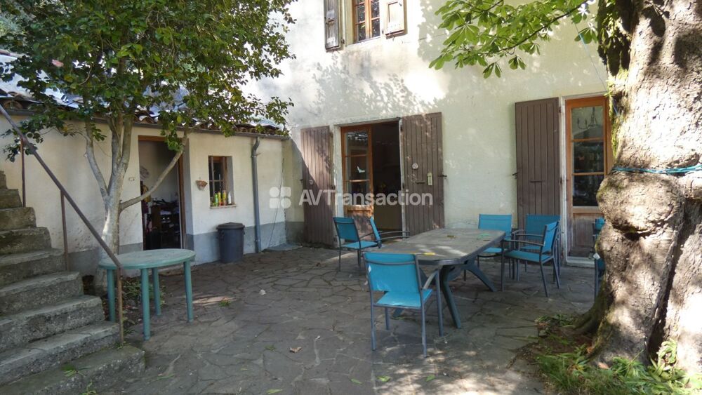 Propriété avec plusieurs maisons sur 3,7 hectares