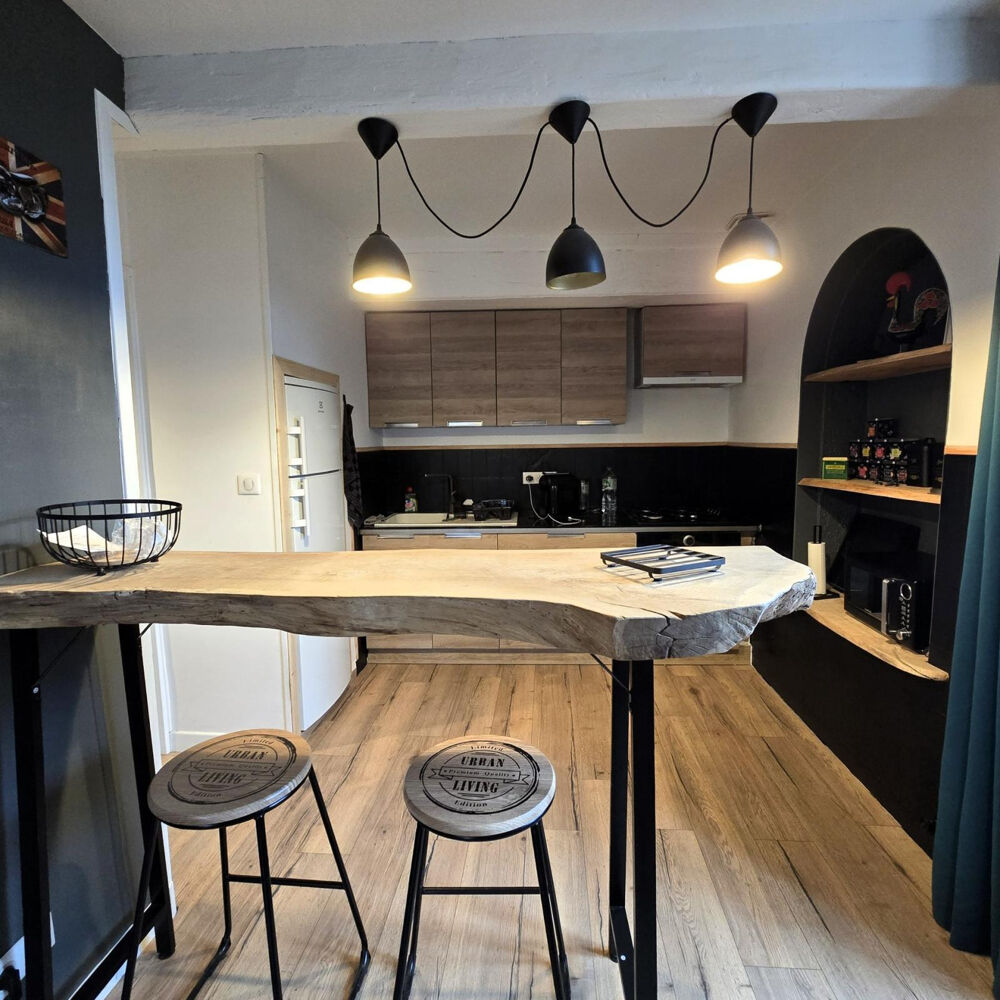 UNE MAISON FAMILIALE AUX BEAUX VOLUMES, AU COEUR DUN VILLAGE BOURGUIGNON