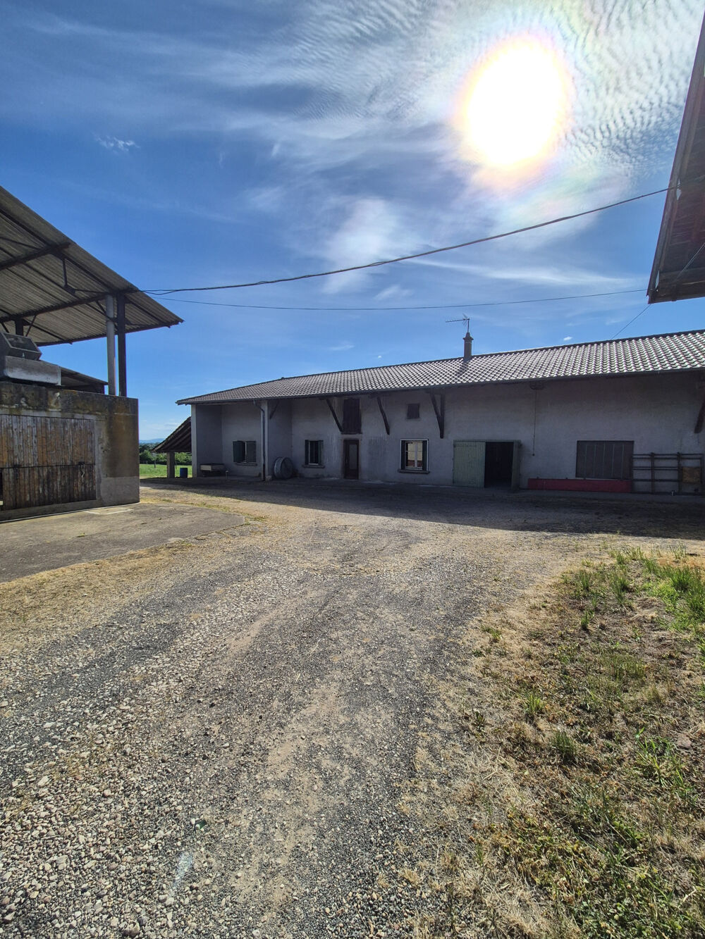 Ferme à rénover avec nombreuses dépendances sur le secteur calme de Replonges